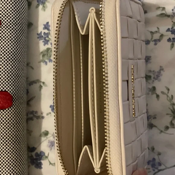 Michael Kors Cream and Gold Wallet - Picture 4 of 5